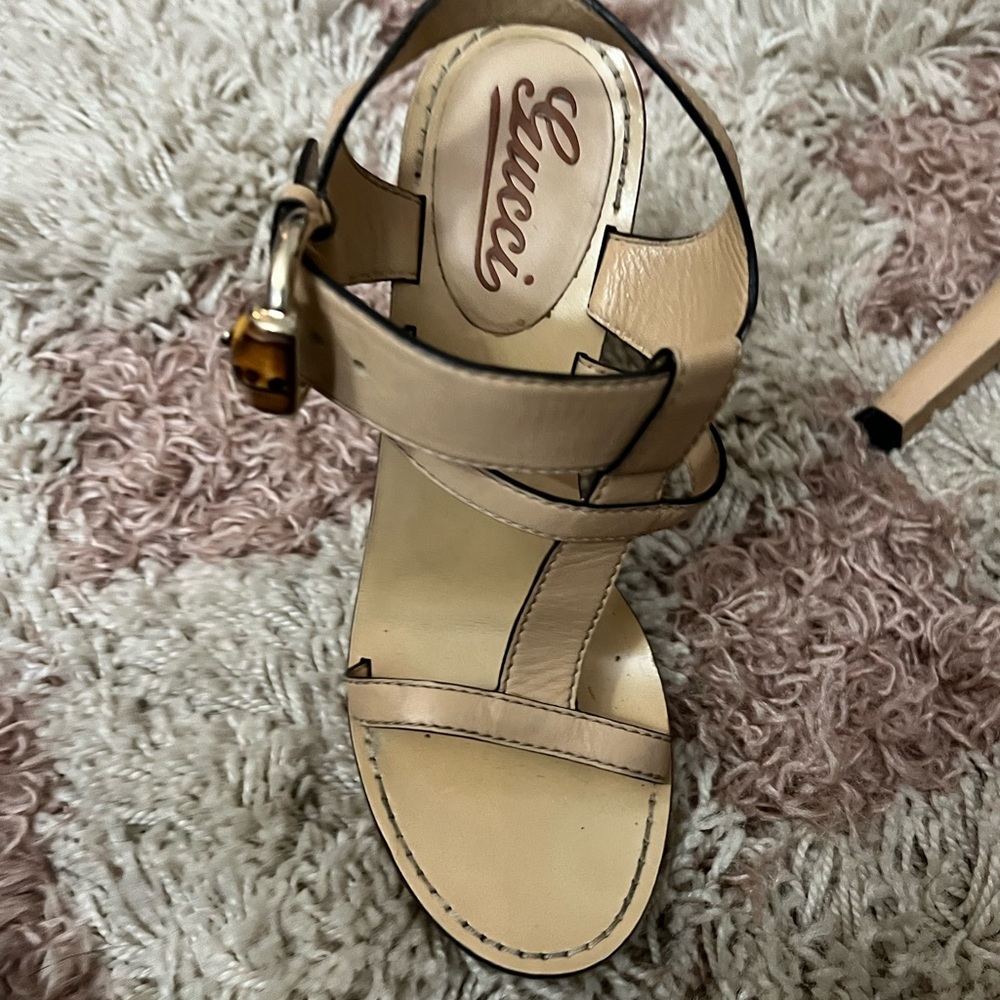 Gucci
Bamboo Accent Leather T-Strap Sandals size 7 - Picture 12 of 12